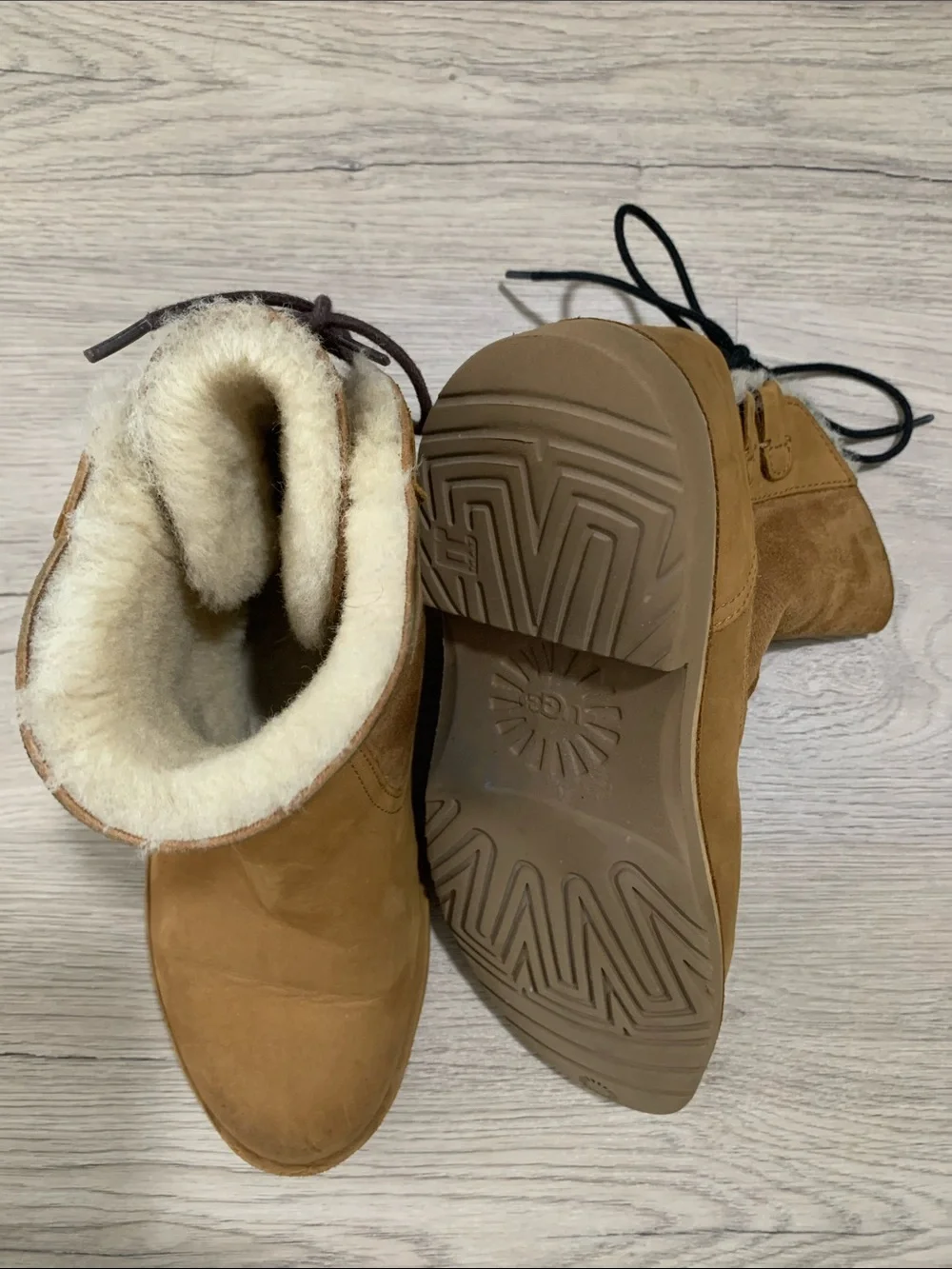 UGG Women's Naiyah boots Chestnut/Tan Shearling-Lined size 8